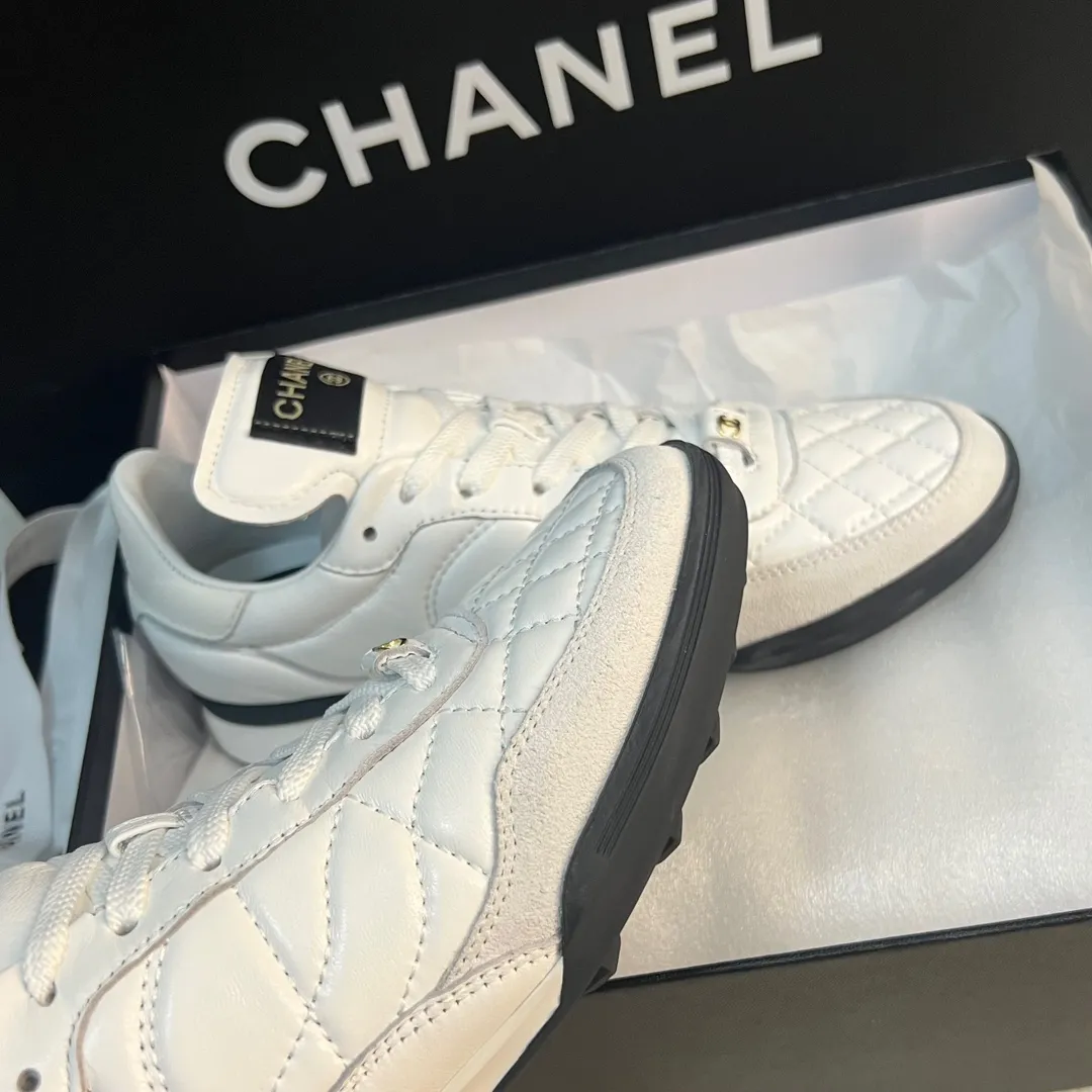 👟👟Ex-factory price 520👟👟 CHANEL 23s new spring and summer sneakers are now available❤️ Original purchased for development and production. Xiaoxiang’s casual sneakers this season have hit the Xiaohongshu INS. Various social platforms exploded like crazy! Classic design. The upper is electro-embroidered with various techniques. The outsole is fashionable and sporty. Extraordinary inclusion of a variety of panda shoe color elements. Lightweight and versatile❗️Not tired when you run wild❗️ Exquisitely packaged at the delivery counter🛍📦 ▪️Inner lining: original imported lambskin + rhombus craft ▪️Sole: original molded T👟👟Factory price U combination outsole ▪️Heel height: 2CM ▪️Size: Women's size 35-40